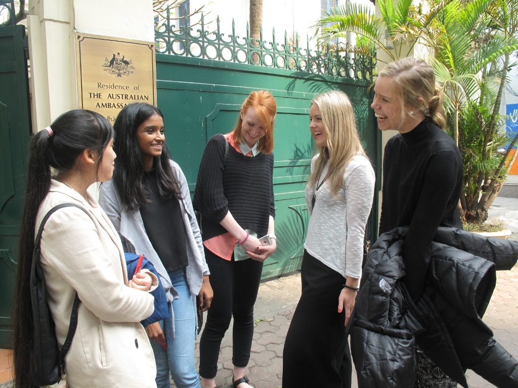 Australia đầu tư 100 triệu đô la đưa sinh viên sang châu Á học tập - 1 Nhóm sinh
viên Australia đầu tiên sang học tập tại Việt Nam