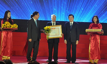 GS Lê Quang Long
  nhận danh hiệu NGND năm 2014 (Ảnh: Văn Chung)