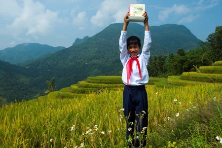 Giúp đỡ học sinh nghèo "Của cho không bằng cách cho" - 1 Làm từ thiện, “Của cho không bằng cách cho”