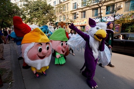 Griffin - Linh vật của Olympia dẫn đầu đoàn diễu hành đường phố