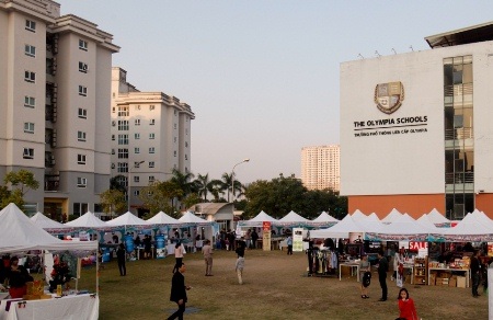 Một góc của hội chợ từ thiện