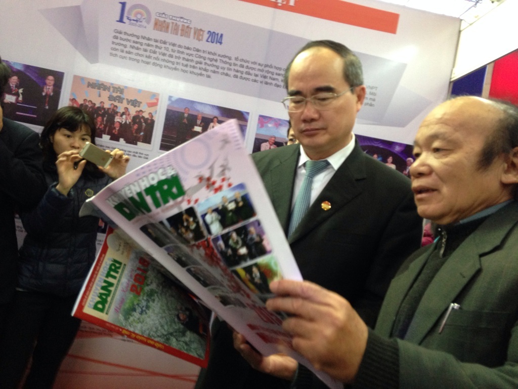 Ông Nguyễn Thiện Nhân thăm gian báo Xuân Dân trí.