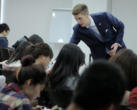 Cùng chàng “Tài tử Anh Quốc” khám phá bí quyết học tập thành công - 2 Tiến sỹ Mike Perkins trong một giờ giảng cho sinh viên