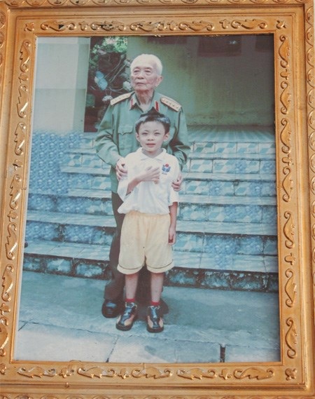 Cuộc sống sau vầng hào quang của thần đồng 2 ngày lên 3 lớp - 1 Hoàng Thân được vinh dự chụp ảnh cùng Đại tướng Võ Nguyên Giáp