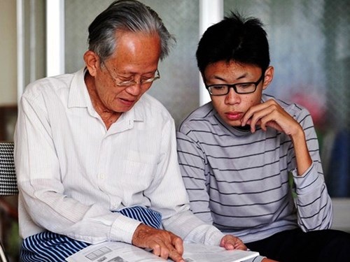 Cuộc sống sau vầng hào quang của thần đồng 2 ngày lên 3 lớp - 2 Ông Hóa cùng Hoàng Thân trao đổi bài vở (ảnh do nhân vật cung cấp)