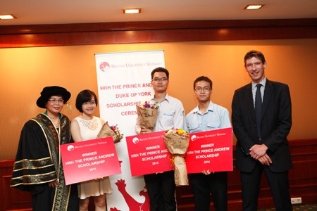Học bổng toàn phần Hoàng tử Andrew trị giá 600 triệu đồng năm 2015 - 1 Các quán quân từng nhận học bổng chụp ảnh cùng Đại sứ Anh