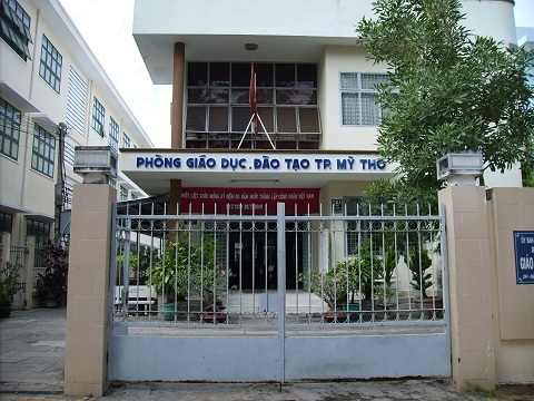 Hai cô giáo từ chối chức hiệu trưởng - 1 Phòng GD-ĐT Mỹ Tho
kí quyết định bổ nhiệm khiến cô giáo bức xúc