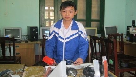Cậu bé vàng của sáng tạo trẻ châu Á - 1 Nguyễn Văn Hoan bên mô hình robot cứu
hộ đa năng.