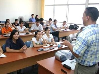 Học bằng tiếng nước ngoài vẫn phải thi bằng tiếng Việt - 1 Học tiếng nước ngoài kiểm tra, thi bằng tiếng Việt