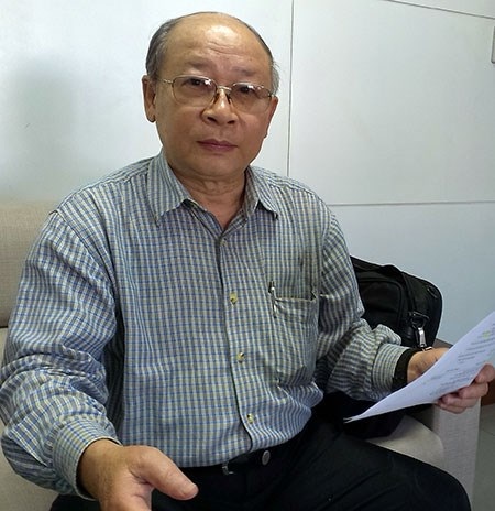 Phó Giáo sư kiện đòi bồi thường 1.000 đồng - 1 PGS-TSKH Phan Dũng
  đang trình bày sự việc với PV. Ảnh: T.TÙNG