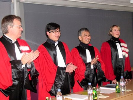 Người Việt lọt top 200 chuyên gia kinh tế hàng đầu - 1 TS Nguyễn Đức
Khương (thứ 2 từ trái sang). Ảnh: Đại Đoàn Kết