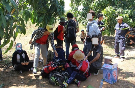 Các thành viên
  trong đoàn 20 bạn trẻ sau khi được đưa xuống núi Bà Đen. Ảnh: Thu Đông