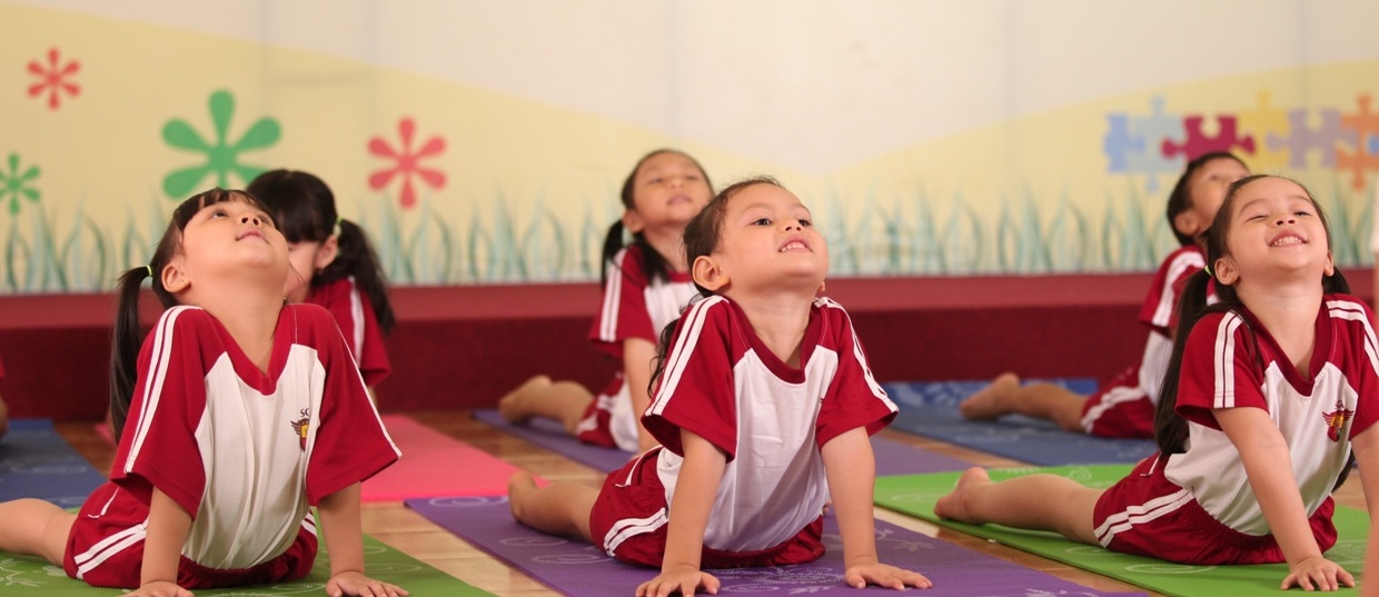Giáo dục sớm - Khai sáng trí tuệ bằng "Phương án 0 tuổi" - 2 Bé học Yoga