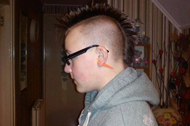 Bị đuổi học vì đăng ảnh giáo viên lên Facebook - 2 Kiểu tóc “Mohawk” nhuộm đỏ của Jordan