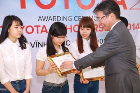 115 suất học bổng tặng cho SV xuất sắc chuyên ngành kỹ thuật và môi trường - 1 Sinh viên xuất sắc nhận học bổng