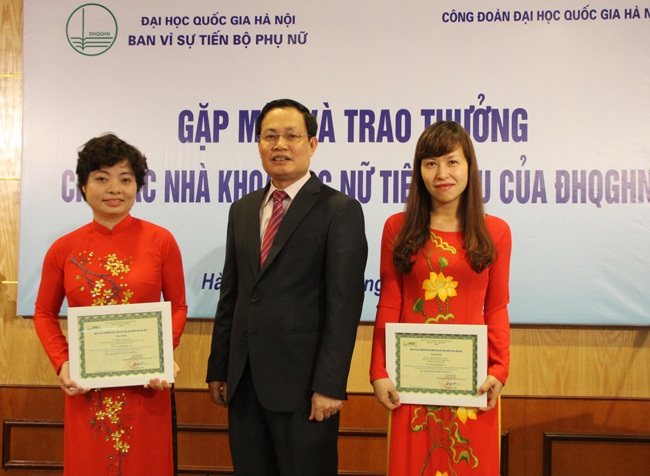 Vinh danh 2 nữ giảng viên có thành tích nghiên cứu khoa học xuất sắc - 1 Phó Giám đốc ĐHQGHN
Nguyễn Hữu Đức trao thưởng cho 2 nữ cán bộ có thành tích xuất sắc trong NCKH