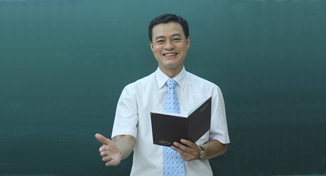 Tiến sĩ văn học hướng dẫn ôn bình luận văn học - 1 Tiến
sĩ văn học Phạm Hữu Cường