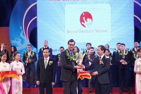 British University Vietnam (BUV) nhận giải thưởng “Rồng vàng” - 1 Ông Jesse Boone - đại diện BUV lên nhận giải thưởng Rồng Vàng 2014