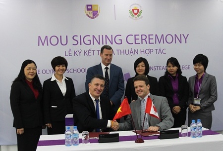 Lễ ký kết giữa thầy Tổng hiệu trưởng PTLC
Olympia (Việt Nam) và Stanstead College (Canada)