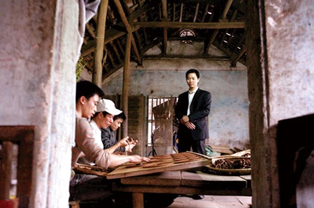 Thạc sĩ Mỹ - Úc về Việt Nam làm hương, làm mắm - 1 Phương Anh tại xưởng làm hương. (Ảnh: Khoa học & Đời sống)