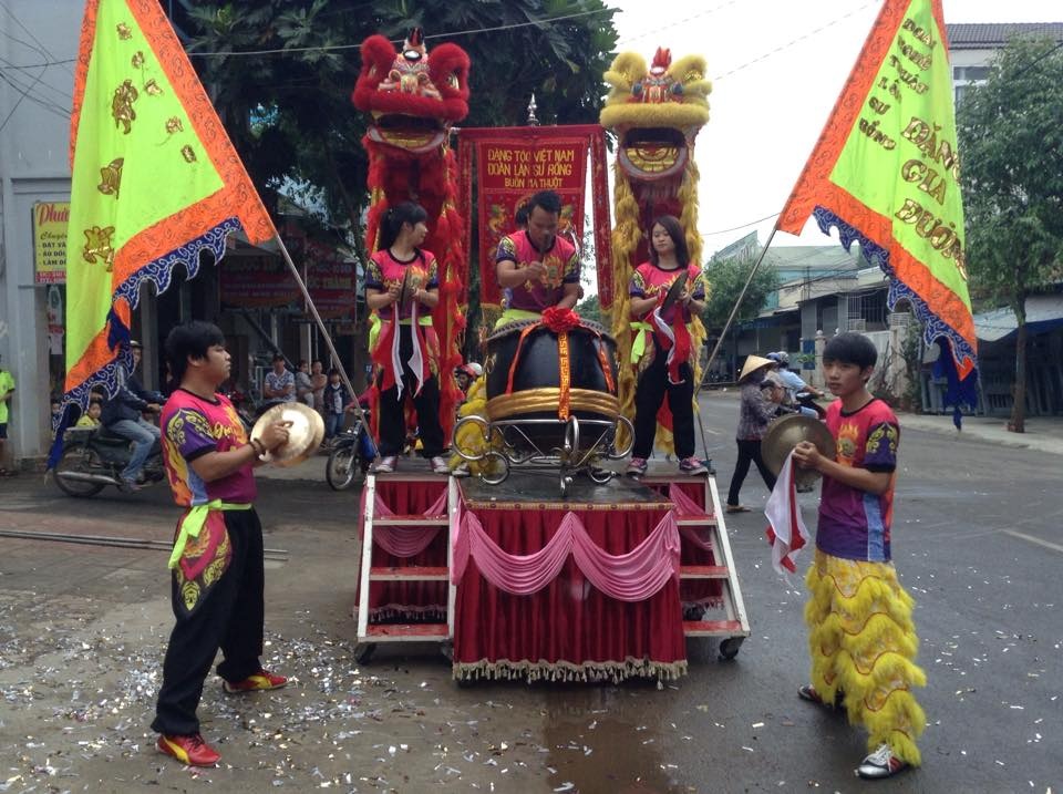 Hiếu (ở
giữa) đi múa lân phụ tiền thuốc cho mẹ