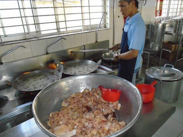Trường
tiểu học Long Bình nơi phát hiện công ty Phú Nhật Hào chở thực phẩm bẩn
