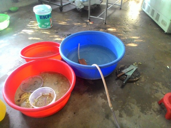 Bất an bữa ăn học trò - 2 Vật
dụng chế biến bên trong bếp ăn của công ty TNHH Hòa Phát tại quận Thủ Đức rất
nhếch nhác.