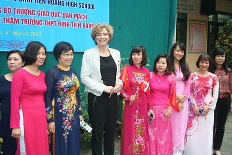 Bộ trưởng Giáo dục Đan Mạch thăm ngôi trường đặc biệt ở Hà Nội - 2 Bà Antorini (giữa) chụp ảnh lưu niệm với cô, trò trường Đinh Tiên Hoàng