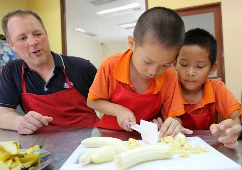Trẻ học làm bánh và
vận dụng tiếng Anh vào thực tế