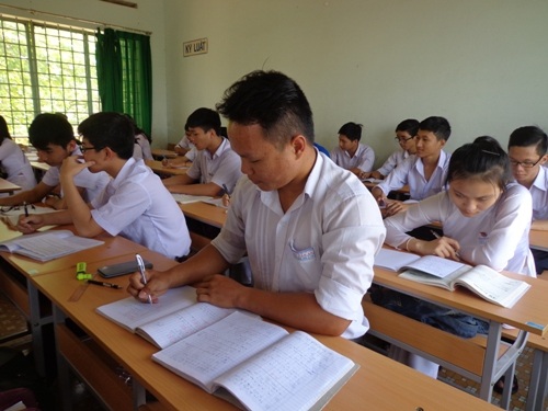 Dù vừa học
vừa làm nhưng em luôn đạt kết quả cao trong học tập