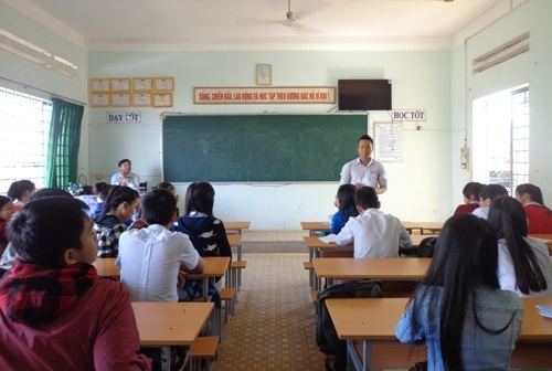 Hiếu (đứng)
là 1 lớp phó văn thể hăng hái trong lớp