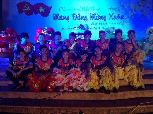 Hiếu (ngoài
cùng, bên phải) biểu diễn đêm 30 tết