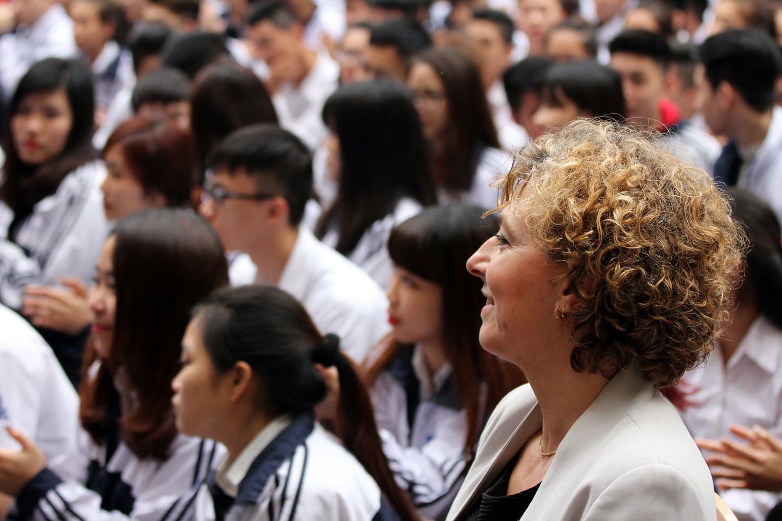 Bà Antorini (giữa) chụp ảnh lưu niệm với cô, trò trường Đinh Tiên Hoàng