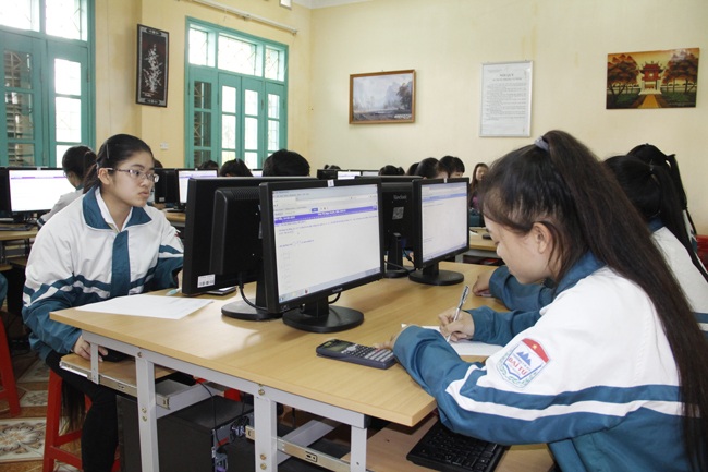 ĐH Quốc gia Hà Nội tổ chức thi thử: Thủ khoa đạt 119 điểm - 2 Thí sinh đang làm bài thi
