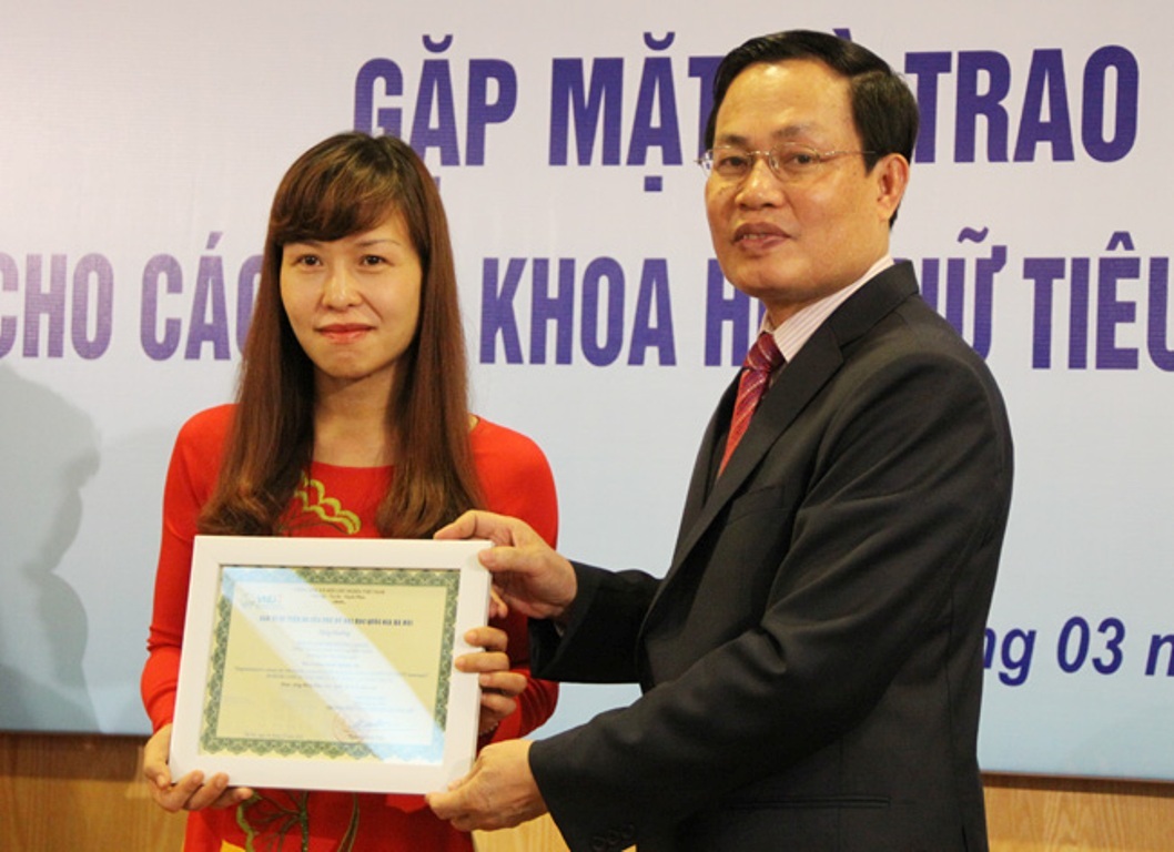 Niềm say mê của nữ phó giáo sư trẻ nhất ngành Vật lý Việt Nam - 2 Hương Giang đã được ĐH QGHN vinh danh vì có những công bố xuất sắc trong thời gian gần đây