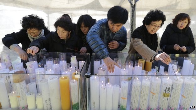 Các bậc phụ huynh Hàn
Quốc thắp nến cầu nguyện cho con trong kỳ thi Đại học