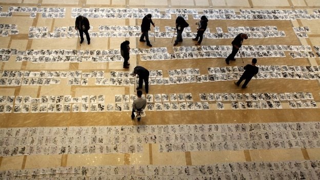 Giáo viên chấm thi và các
bài nộp của học sinh một Học viên mỹ thuật ở tỉnh Shaanxi, Trung Quốc