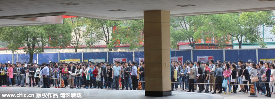 100.000 người “chen chúc” dự thi công chức tỉnh - 4 Xếp hàng vào phòng thi