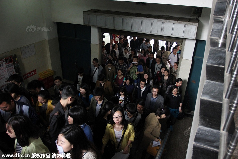 100.000 người “chen chúc” dự thi công chức tỉnh - 5 Các thí sinh kiểm tra lại số báo danh