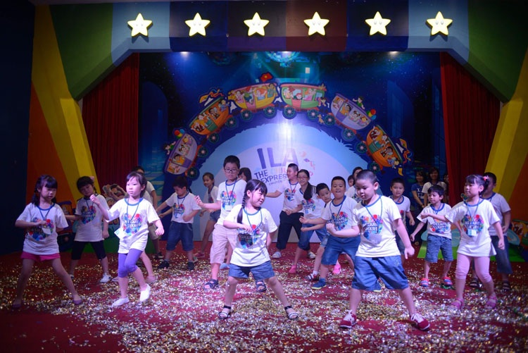 Thiết kế mùa hè lý tưởng cho con – không khó! - 8 Các em say mê luyện tập cùng những điệu nhảy sôi động và thể hiện
hết mình trên sân khấu
