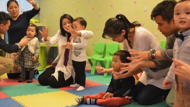 Hồng Kông: Trẻ 1 tuổi phỏng vấn vào mẫu giáo - 2 Cha mẹ và các bé ở một
buổi học kỹ năng phỏng vấn