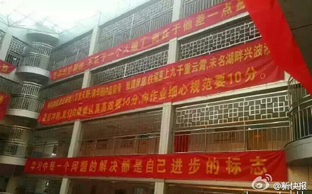 Những tấm banner có nội dung “chống tự
tử” được treo ở khắp nơi