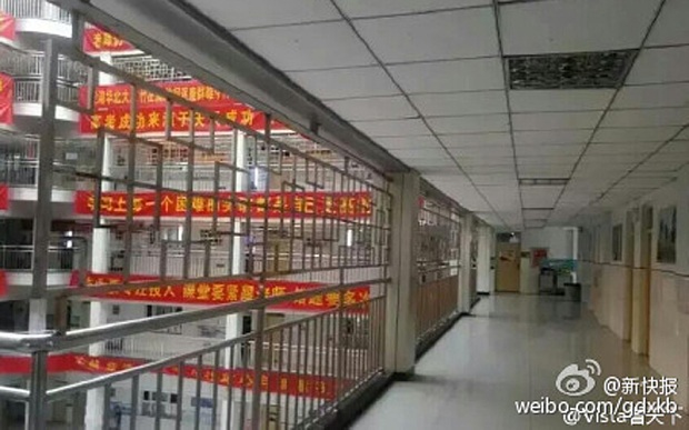 Những hàng rào sắt được lắp đặt