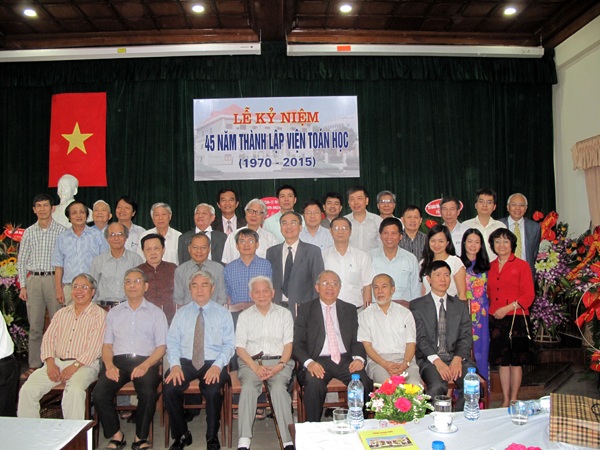 Tiến sĩ Nguyễn Quân, Bộ trưởng Bộ khoa học và Công nghệ chụp ảnh lưu niệm với cán bộ Viện Toán học