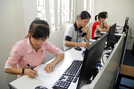 ĐHQG Hà Nội: Hơn 45.000 thí sinh đầu tiên mùa thi 2015 "nhập cuộc" - 1 Thí sinh dự Bài thi đánh giá năng lực bắt đầu làm bài
