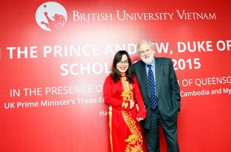 Lấy điểm IELTS 8.5 sau hai ngày ôn thi - 2 Bích Phương chụp ảnh cùng Huân tước David Puttnam trong lễ công bố học bổng Hoàng tử Andrew 2015