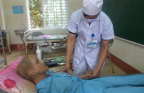 Đào tạo ngành y còn nhiều bất cập - 1 Sinh
viên ĐH Y Dược Thái Nguyên trong một ca thực hành trên mô hình người bệnh. Ảnh:
HH