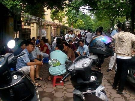 Rời phòng thi, thí sinh đi xe máy đầu trần kẹp 4 ra về - 5 Nhiều phụ huynh bỏ làm chờ con tại điểm thi THPT Chu Văn An
