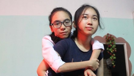 9 năm học giỏi trên lưng bạn - 1 Có bạn thân tình nguyện cõng, Thủy cảm
thấy tự tin hơn.