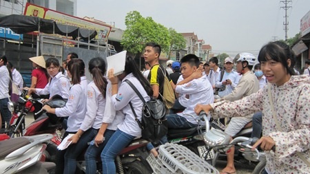 Rời phòng thi, thí sinh đi xe máy đầu trần kẹp 4 ra về - 1 Hình ảnh học sinh lớp 9 đi xe máy đầu trần, kẹp 4 làm nhiều người lắc đầu